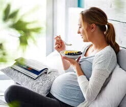 Assegure uma reserva nutricional para amamentar mulher grávida consumindo nutrientes