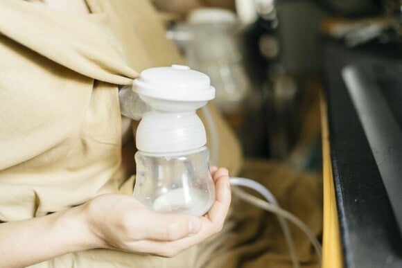 Mãe amamentando o bebê com frequência para aumentar a produção de leite materno