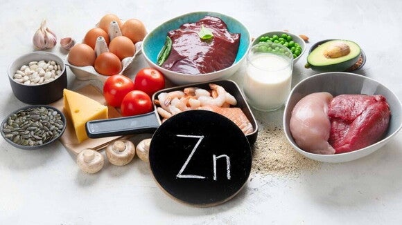 alimentos ricos em zinco, incluindo carne, frutos do mar, laticínios, sementes e legumes. alimentos ricos em zinco, incluindo carne, frutos do mar, laticínios, sementes e legumes.