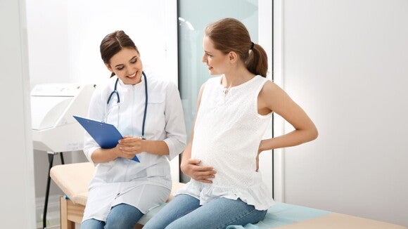 Gestante em consulta médica, conversando com a ginecologista de forma descontraída. Gestante em consulta médica, conversando com a ginecologista de forma descontraída.