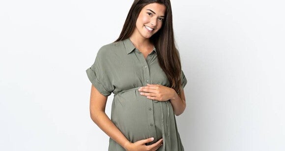 gestante de pé com as mãos na barriga gestante de pé com as mãos na barriga