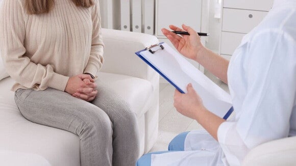 Mulher em consulta médica para diagnóstico e tratamento da clamídia durante a gravidez.