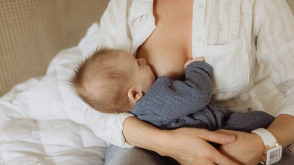 mãe amamentando seu bebê. mãe amamentando seu bebê.